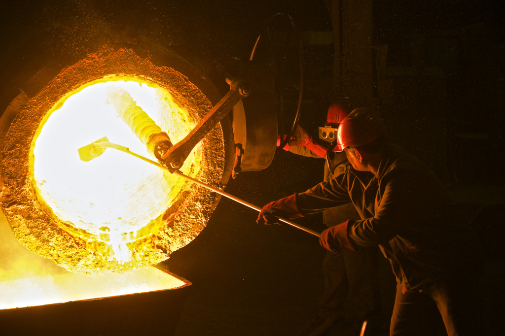 Az 1600 Celsius fokon megolvadt acélból készülnek az AKG öntödéjében a vasúti járműalkatrészek atchív fotó: Rosta Tibor