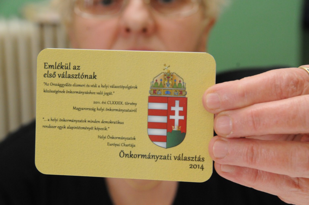 Ilyen kártyát kapnak az első szavazók (klikk a képre) Fotó: Melega Krisztián