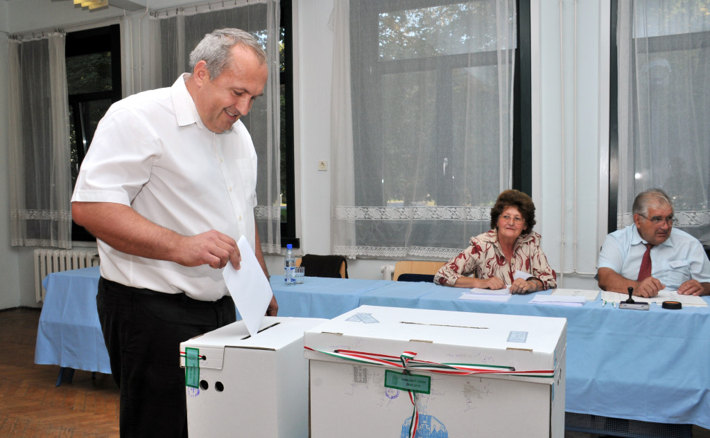 Dávid Zoltán délután szavazott a Mezgében. Akkor még nem tudta az eredményt (klikk a képre) Fotó: Rajki Judit