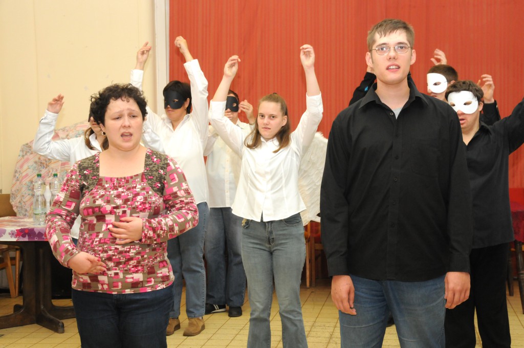 A Vadvirág Esély Klub fiataljai az Operaház Fantomja című musicalből adtak elő egy dalt a Fehér bot napi ünnepségen (Fotó: Zavada Andrea)