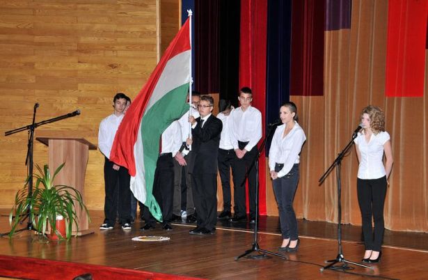 Az ünnepi műsort a Táncsics diákjai adták elő Fotó:  Rajki Judit