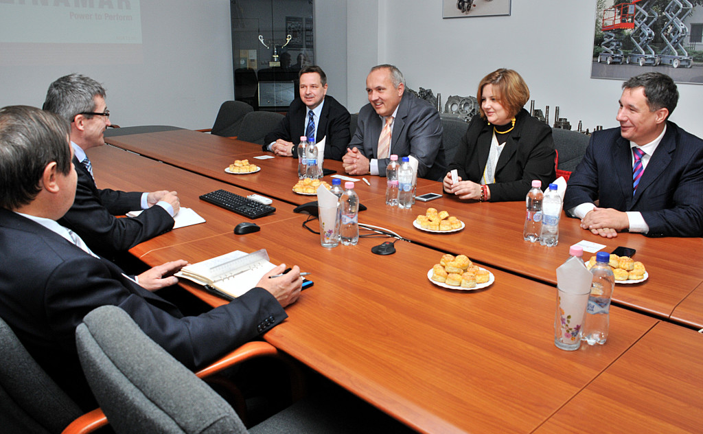 Az egyeztetésen Dávid Zoltán polgármester mellett az alpolgármesterek is részt vettek a Linamarnál (Fotó: Rajki Judit)