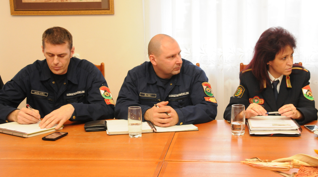 Bajkán György tűzoltóparancsnok, Süli Zsolt és Kisné Dila Erika tű. alezredesek az ülésen (Fotó: Melega Krisztián)