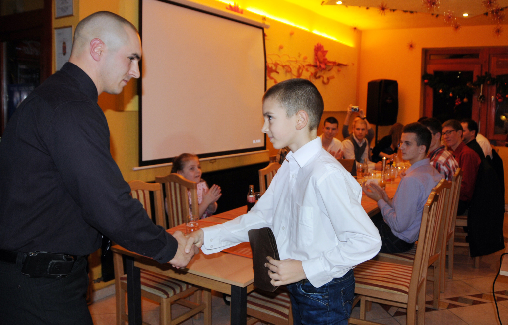 Puravecz Péter adja át a díjat Farkas Dominiknak, az év versenyzőjének (Fotó: Kecskeméti Krisztina)