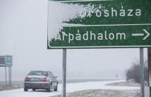 A közlekedési táblát itt félig, de volt, ahol teljesen befedte a hó (Fotó: Rosta Tibor) 