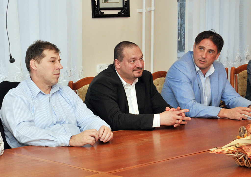 Komáromi Tibor, Németh Szilárd és Bacsa Péter ismertette elképzeléseit a helyi birkózó sport vezetőivel (Fotó: Rajki Judit)