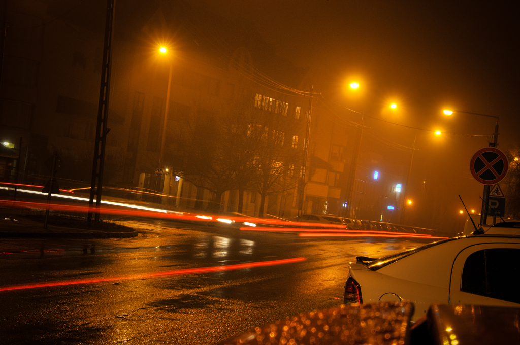 Esti kép a Rákóczi utcán: leszállt a köd, csökkent a látótávolság (Fotó: Rajki Judit)