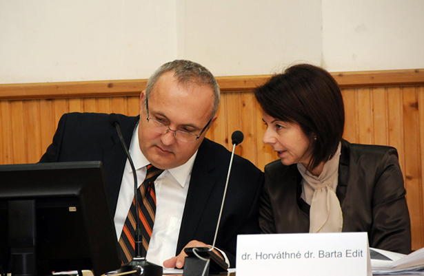 Dávid Zoltán polgármester és dr. Horváthné dr. Barta Edit jegyző gyors egyeztetése 