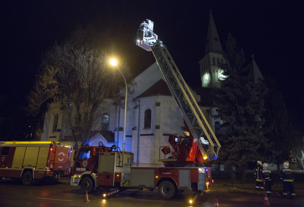 A katolikus templom tetejéről létrás tűzoltóautóval tudták levenni a meglazult bádoglemezt (klik a képre) Fotó: Rosta Tibor