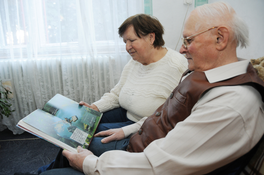 Károlyi József és felesége útikönyvet lapozgat, az idei nyaralást tervezik (Fotó: Kecskeméti Krisztina)