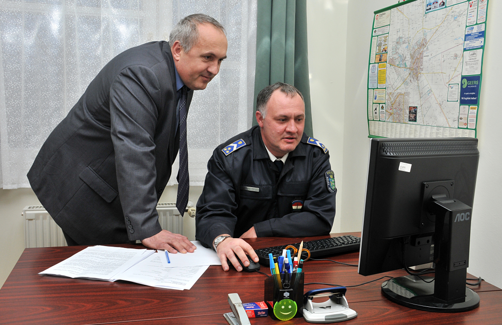 Az új számítógép már szolgálatba is állt a rendőrségen (Fotó: Rajki Judit)