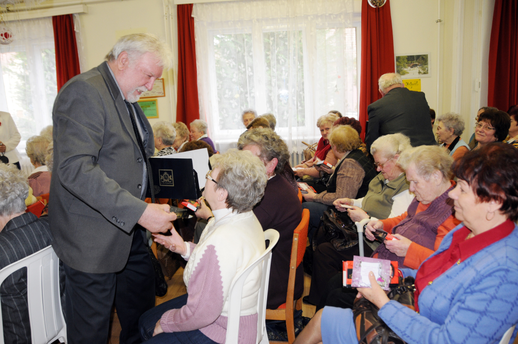 A nyugdíjas egyesület férfi tagjai egyenként köszöntötték a hölgyeket (Fotó: Kecskeméti Krisztina)