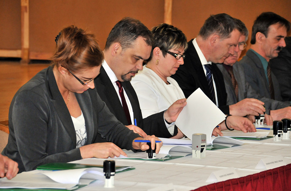 Dr. Garay Rita Tótkomlós polgármestere és Zalai Mihály, a megyei közgyűlés elnöke aláírja a konzorciumi szerződést (Fotó: Rajki Judit)
