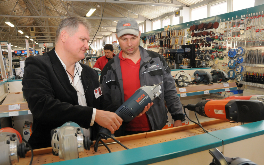Polyák János ügyvezető mutat egy terméket az egyik érdeklődőnek a szakmai napon (Fotó: Rajki Judit)