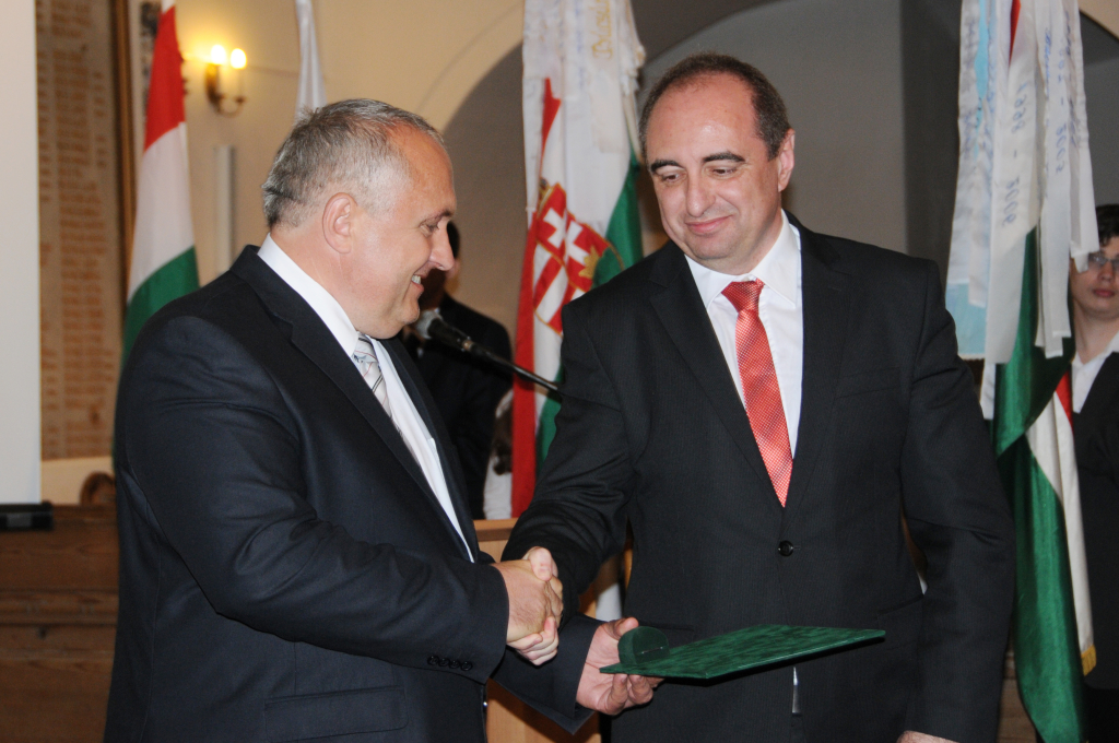 Dávid Zoltán polgármester adta át a díszpolgári elismerést Dancsó Józsefnek (Fotó: Kecskeméti Krisztina)