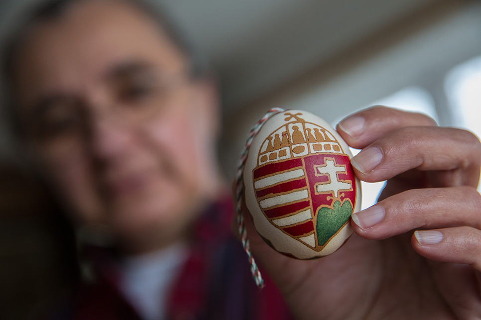 A népi iparművész hímes tojásainak nagy részét Budapesten, a Néprajzi Múzeumban értékesíti