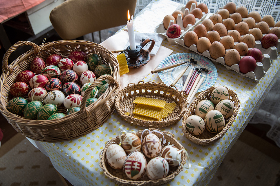 A tojások díszítése, festése, ajándékozása ősi időkre nyúlik vissza, a minták, színek vallási és népi szimbólumokra épülnek
