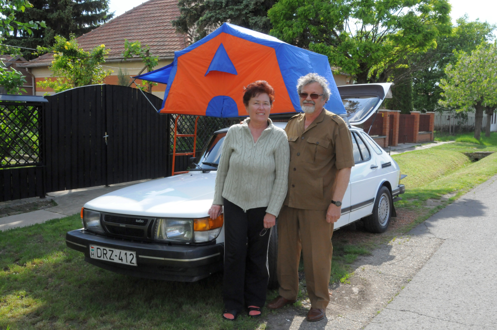 Balczó János, és felesége Klára. Évekig jártak a kempinges autóval. Ők hátul, gyerekeik fent aludtak (Fotó: Melega Krisztián) 