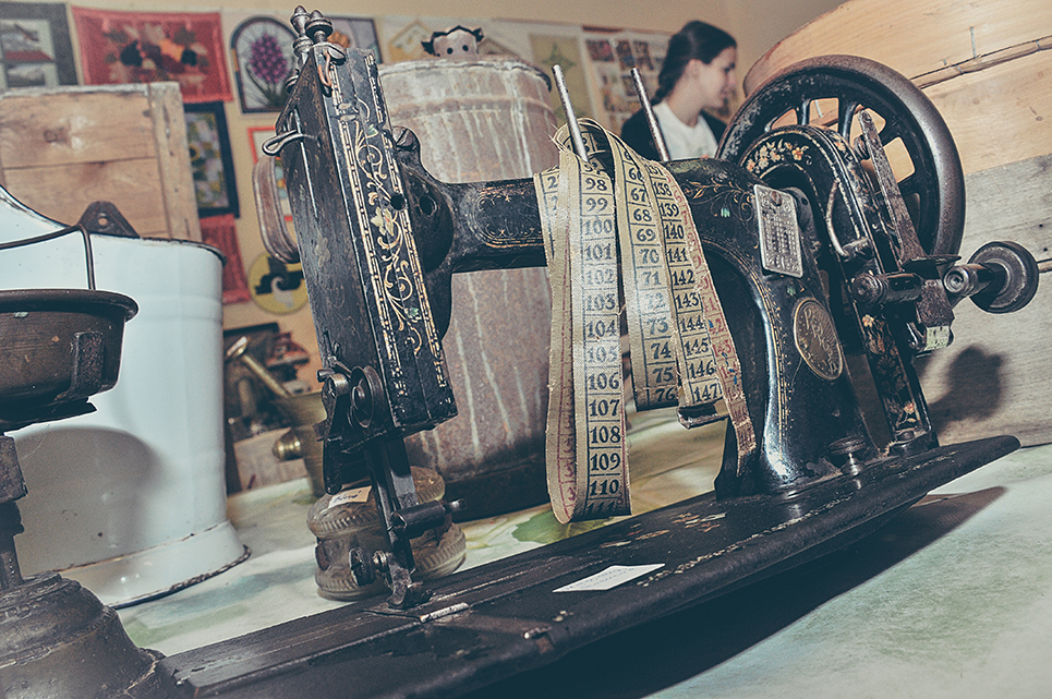 Ez a több mint 100 éves Zinger márkájú varrógép, amit az egyesület egyik tagja  még 1910-ben örökölt, tetején látható mérőszalaggal, ami szintén a múlt századból származik.