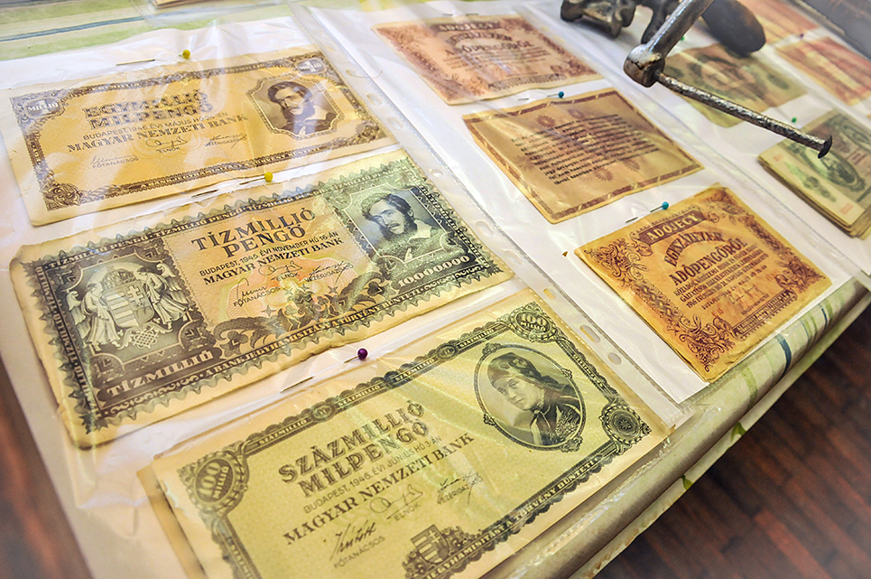 A lomtalanításból is hasznos tárgyakra lehet bukkanni, így kerültek elő ezek a tökéletes állapotban lévő régi pénzjegyek is.