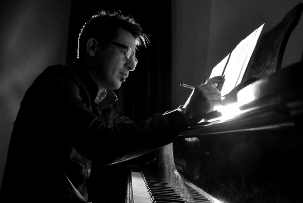 Ha a zongora mögé ül, megszűnik számára a külvilág (Fotó: Gál Bereniké)