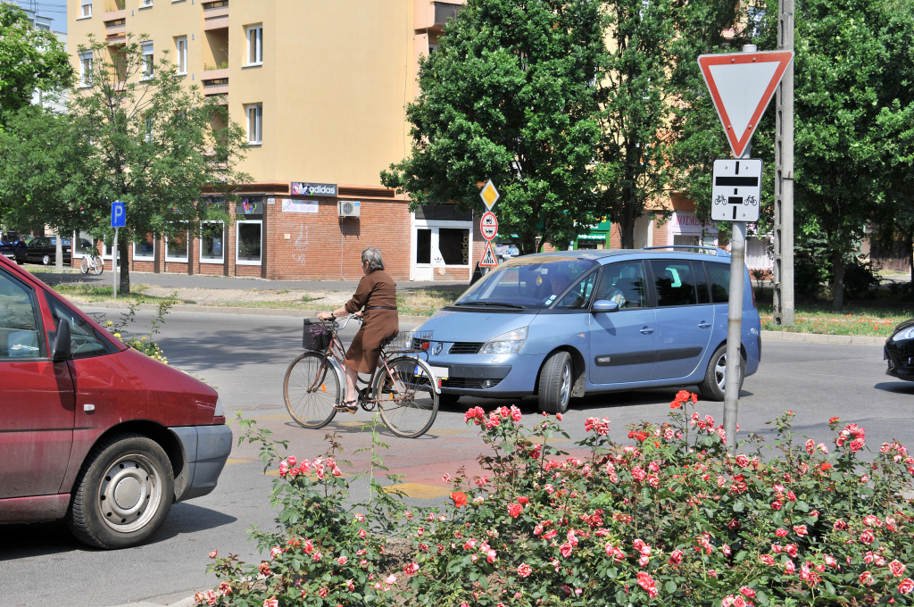 A kerékpárosnak van elsőbbsége - de nem árt, ha ők is figyelnek! (Fotó: Rajki Judit)