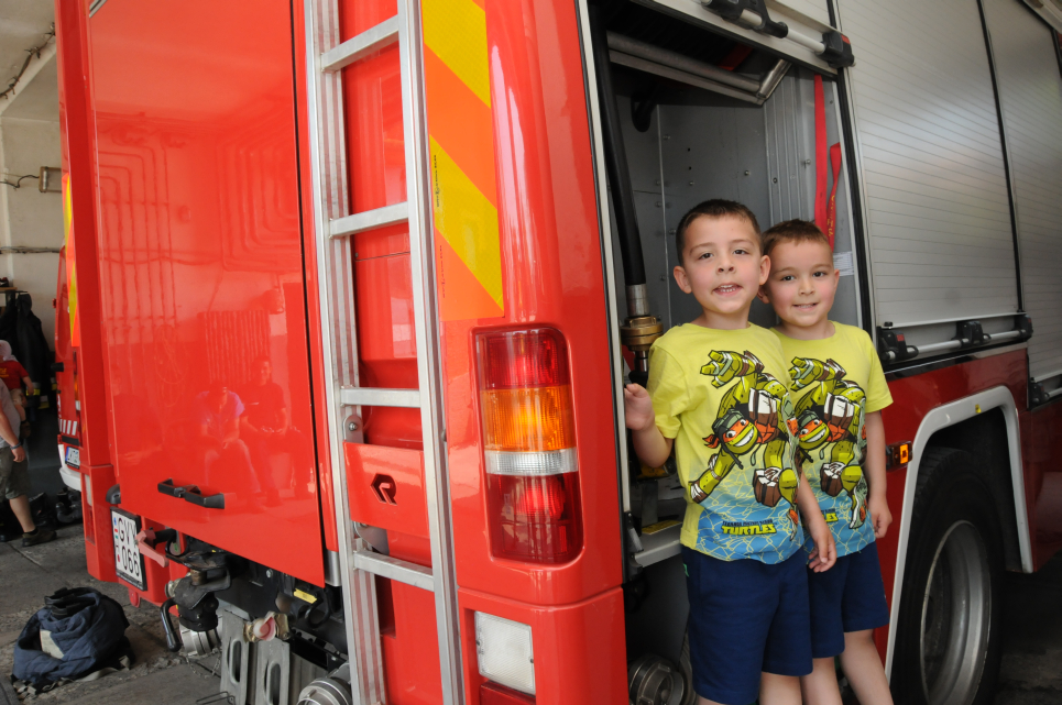 Srácok és a gyorsbeavatkozó. A gyerekek kívül belül megismerhették a tűzoltóautókat (Fotó: Melega Krisztián)