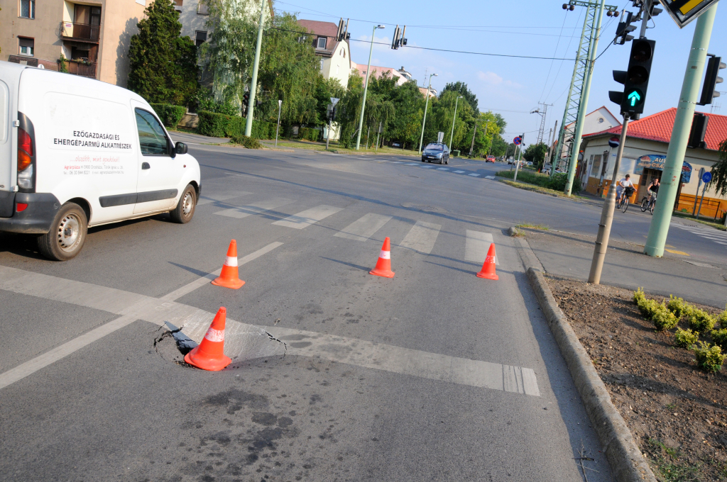 A Móricz Zsigmind utcára vezető sávot lezárták a beszakadt aszfalt miatt (Fotó: Melega Krisztián)