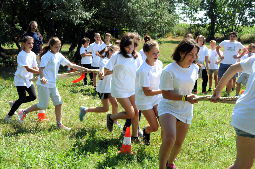 Lányok és fiúk külön csapatokban mérték össze ügyességüket a tábor zárónapján (Fotó: Kecskeméti Krisztina)