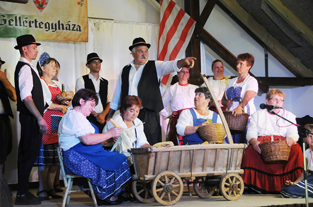 Az idősebb generáció utat mutatott a fiataloknak - színpadon a csanádapácai egyesület (klikk a képre) Fotók: Kecskeméti Krisztina 