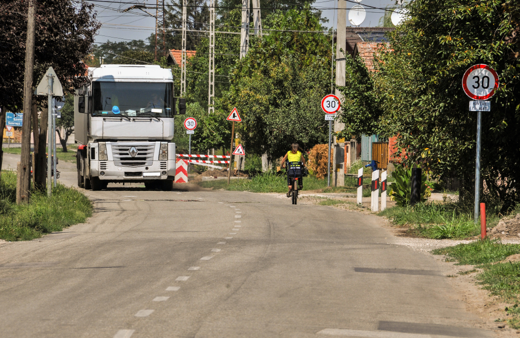 Táblák jelzik, a kamionoknak lassítani kell (Fotó: Rajki Judit)