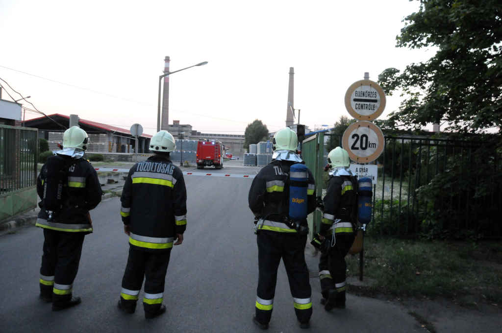 A szentesi tűzoltók a gyár kapujában - míg kollégáik bent dolgoztak, ők bevetésre vártak (klikk a képre) Fotó: Melega Krisztián