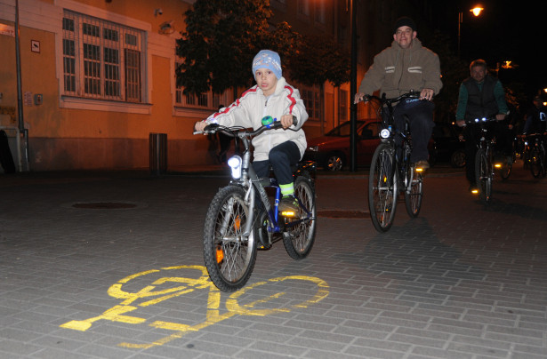 Csak szabályosan: kerékpárúton, kivilágítva (Fotó: Kecskeméti Krisztina)