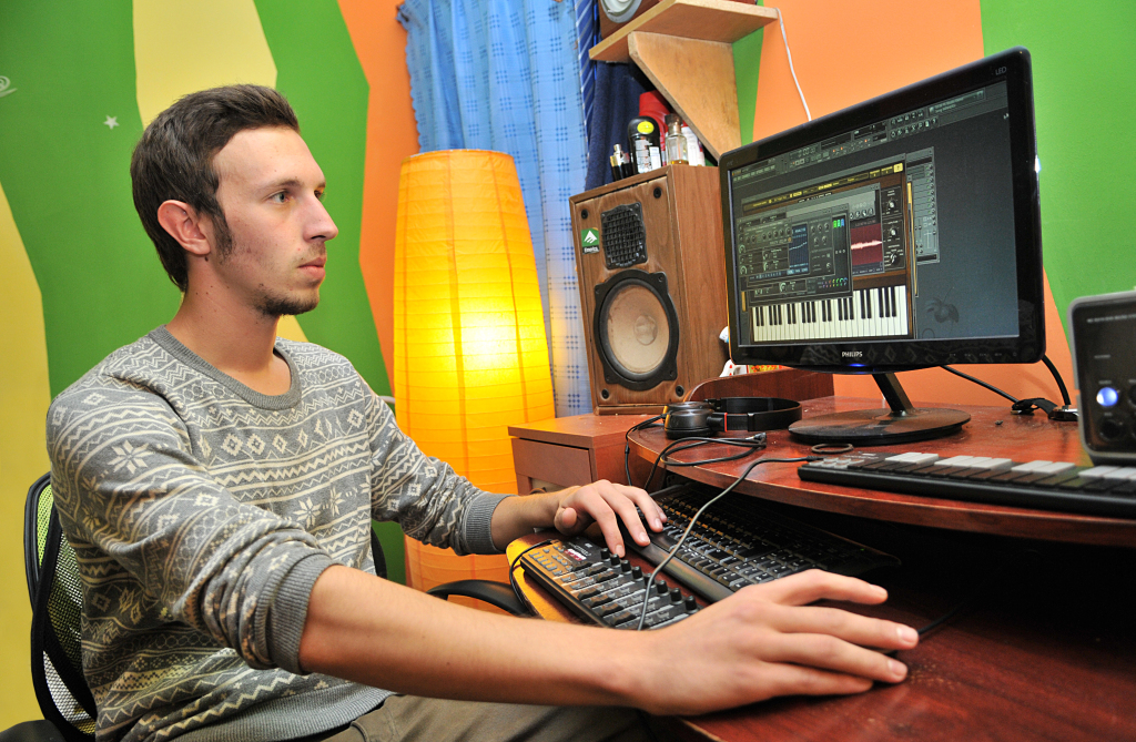 Lázár Attila húszéves orosz hangszórókkal és egy egyszerű, otthoni számítógéppel gyártja zenéit (Fotó: Rajki Judit)