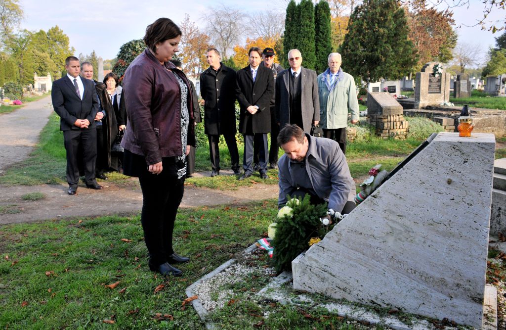 Fejes Róbertné és Bojtor István alpolgármester helyezi el a megemlékezés koszorúját az Alvégi temetőben az I. világháborús katonai sírkertben (Fotó: Rajki Judit)
