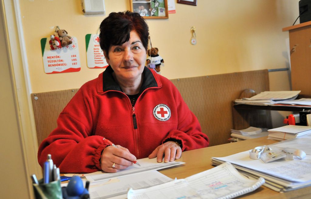 Marika régi vágya teljesült azzal, hogy a Vöröskeresztnél lehet önkéntes (Fotó: Rajki Judit)