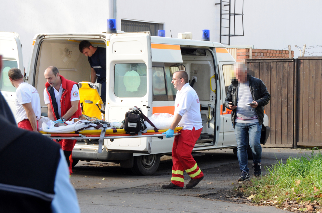 A kisfiút életveszélyes sérülésekkel szállították kórházba a mentősök (Fotó: Kecskeméti Krisztina) 