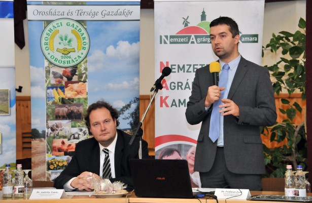 Dr. Andréka Tamás és Dr. Feldman Zsolt tájékoztatta a gazdákat (Fotó: Rajki Judit)