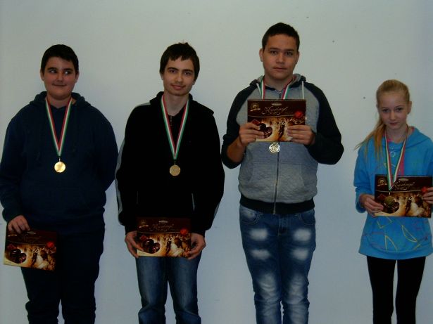Balról jobbra: Leszkó Bence, Tamási Zoltán,Kunos Zoltán és Kocmar Kitti, a győztes orosházi csapat tagjai (Fotó:egyesület)