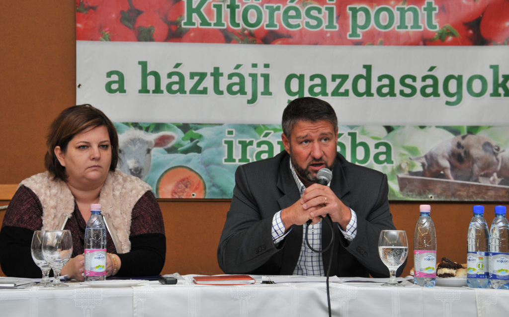 Fejes Róbertné konzorciumi elnök és Simonka György képviselő a partnertalálkozón (Fotó: Rajki Judit)