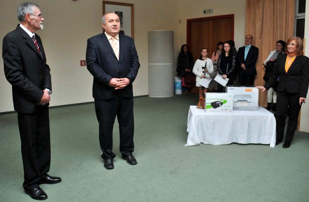 Dávid Zoltán polgármester adta át a támogatásból vásárolt eszközöket az egyesület elnökének, Szilasi-Horváth Tibornak (Fotó: Rajki Judit)