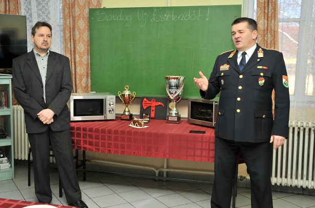 Bojtor István alpolgármester és Tóth Tibor megyei igazgató köszöntötte a tűzoltókat (Fotó: Rajki Judit)