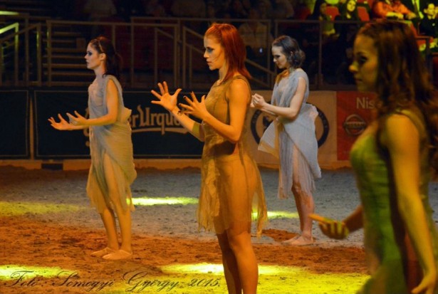 Kárai Borbála (középen) a gladiátorok között táncolt (Fotó: Somogyi György)