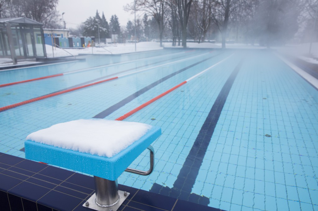 Bár a rajtkövet hó lepi, a medencében 26 Celsius fokos víz van, bátran csobbanhatunk télen is (Fotó: Rosta Tibor)
