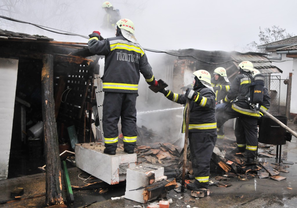 A lángokat gyorsan eloltották, de az épület megrogyott, így a tűzoltók a balesetveszély miatt lebontották (Fotó: Melega Krisztián)