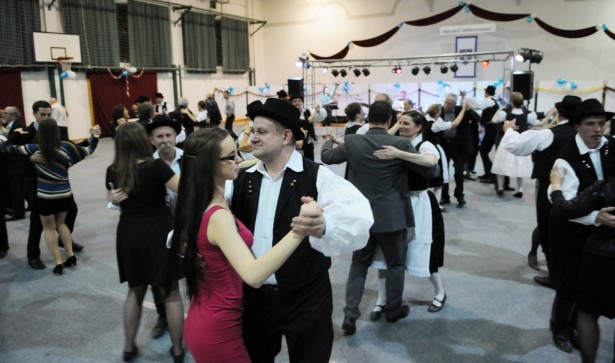 A Soroksári Német Nemzetiségi Táncegyüttes tagjai felkérték egy táncra a közönséget is (Fotó: Kecskeméti Krisztina)