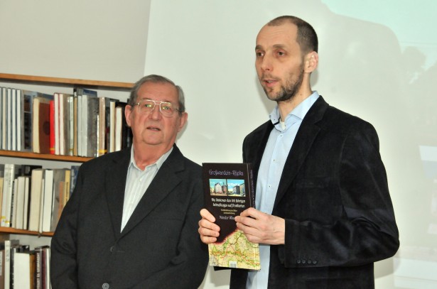 A kötet szerzője, Wlassits Nándor és Buzai Csaba könyvtárigazgató (Fotó: Rajki Judit)