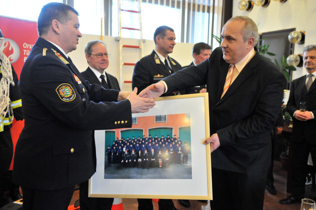 Dávid Zoltán polgármester emlékbe adta a parancsnokoknak az orosházi tűzoltókkal készített csoportképet (Fotó: Melega Krisztián)