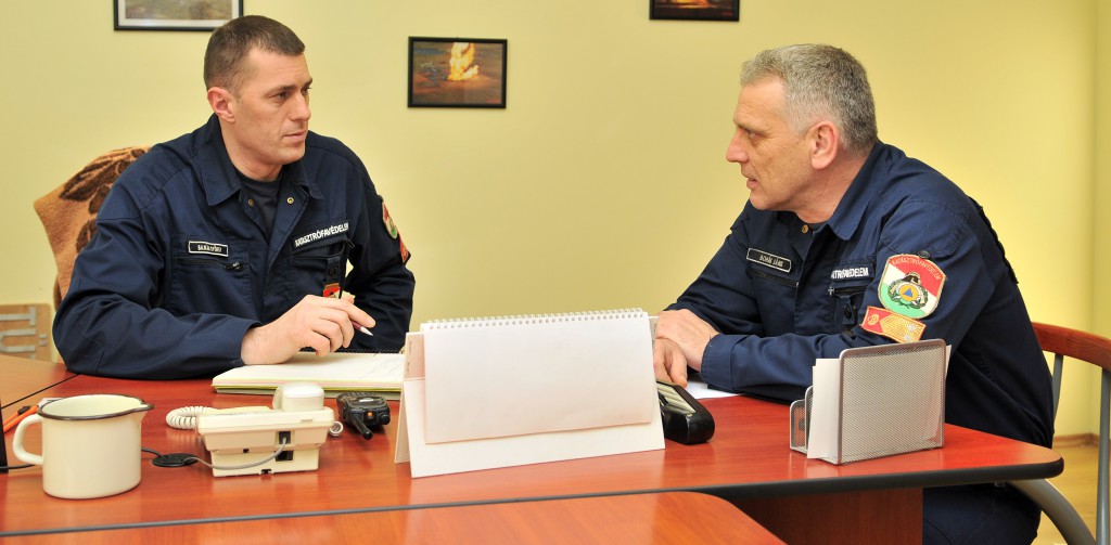 Bajkán György és Bohák János rendszeresen megbeszélik a tűzoltók napi feladatait (Fotó: Rajki Judit)