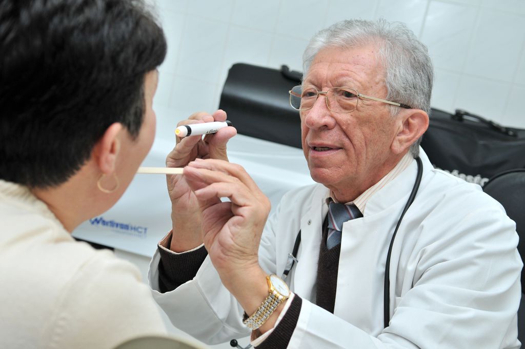 A magas lázzal járó betegséggel egyre többen keresik fel dr. Soós Tibor rendelőjét is (Fotó: Rajki Judit)